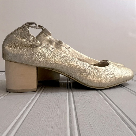 Kelsi Dagger Brooklyn Block Heel Lott Pumps Shoes Womens 9 Gold Slip On NWOT - Picture 1 of 13